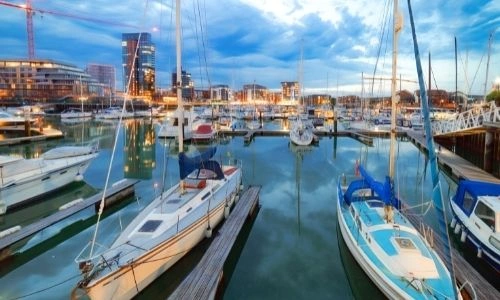 Port de Southampton le soir avec des bâtiments en fond éclairés
