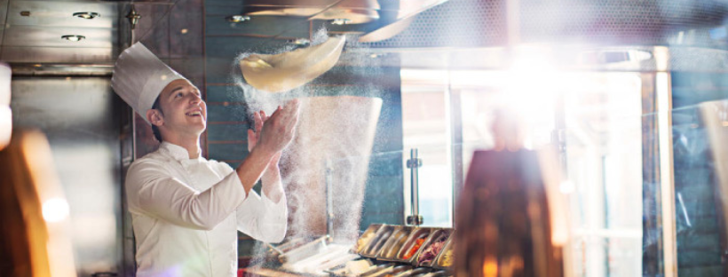 Cuisinier à bord d'un bateau de croisière 