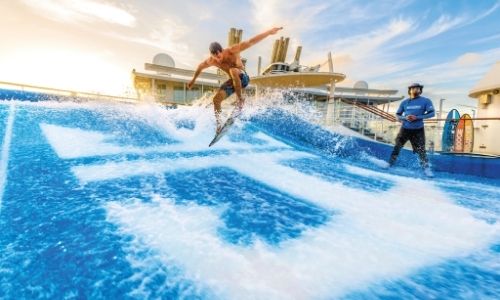 Le FlowRider de la Royal Caribbeanet un surfer