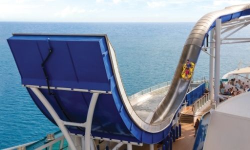 Le toboggan boomerang Tide Wave de la Royal Caribbean