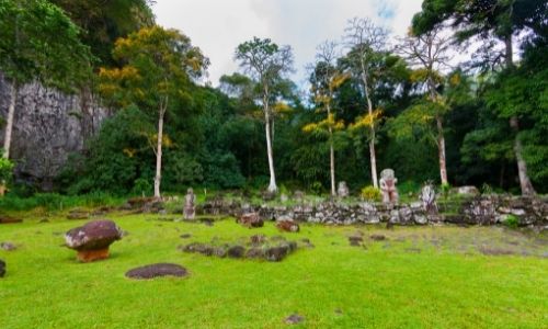 Les tikis en pierre de l'île de Hiva Oa