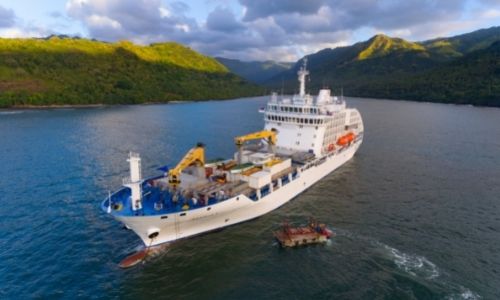 Le bateau Aranui 5, son pont de fret et sa partie croisière