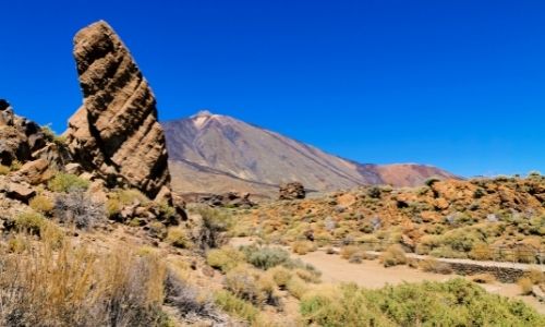 Les monolithes du parc national du Teide à Tenerife et le volcan Teide