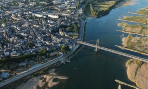 Vue aérienne de la ville de Ancenis et son chateau au bout du pont