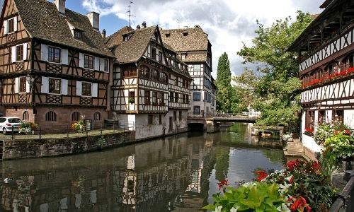 Le quartier de la petite France à Strasbourg et la maison des tanneurs à droite