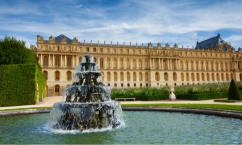 L'une des façade du château de Versailles et une fontaine