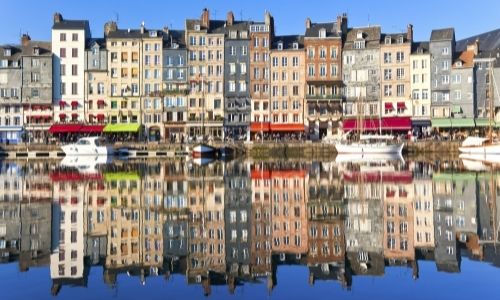 Le Vieux-Bassin de Honfleur et ses maisons à façades en ardoise