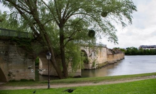 Le vieux pont de la ville de Poissy