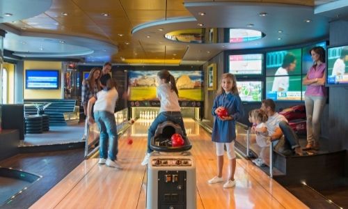 Des enfants s'amusent au bowling de MSC