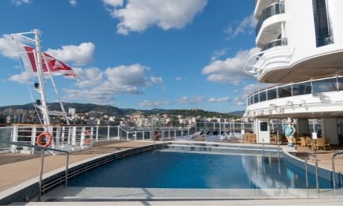 Vue du pont extérieur du MSC Seaside sur la piscine