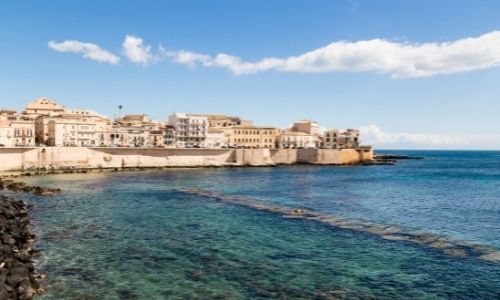 Les berges de Syracus en Sicile baignées par la lumière du soleil