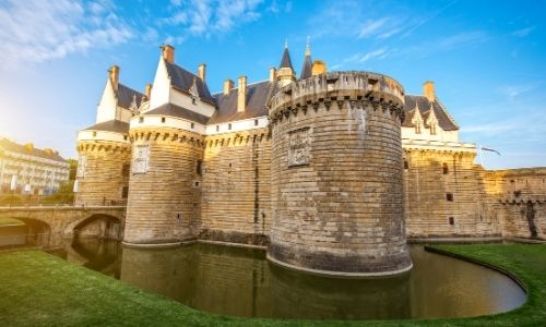 Le château fort des Ducs de Bretagne à Nantes et ses douves 