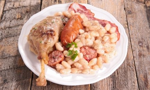 Cassoulet de confit de canard, haricot blanc, saucisse de Toulouse, jarret de porc et persil