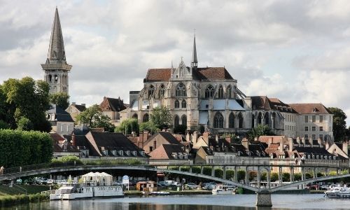 Centre ville d’Auxerre et sa magnifique Cathédrale Saint-Etienne vu de l’Yonne