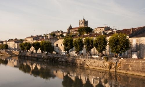 Les berges de la ville de Saint-Savinien et son église en pierre