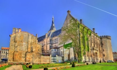 Le château d’Angoulême et sa façade habitée par le lierre, le ciel est bleu