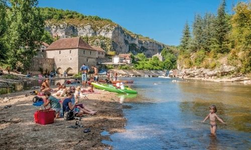 Des touristes de plaisance se baignent dans le Lot
