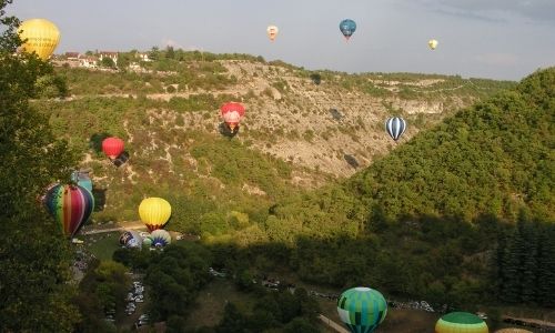 Les montgolfières multicolores s’envolent au dessus de la vallée du Lot