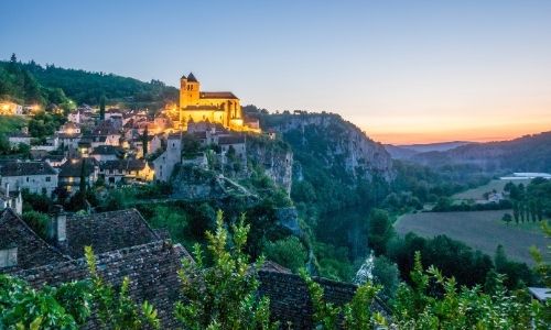 Le village et l’église de Saint-Cirq-Lapopie perchés à flanc de falaise