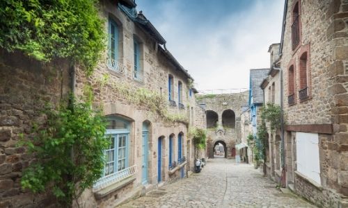 Ruelle pavée de Dinan et ses vieilles maisons en pierre