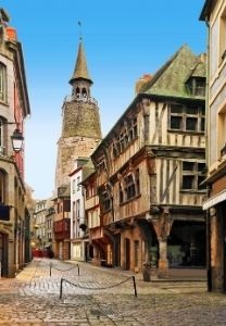 Les ruelles pavées et maisons à colombages laissent entrevoir la tour de l’horloge de Dinan