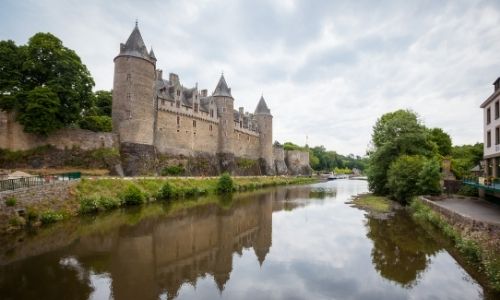 Le château de Josselin est au bord de l’Oust, la photo est prise de côté depuis le pont du village