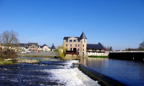 Un bâtiment du village de Messac-Guipry se trouve proche du port et au bord de la Vilaine 
