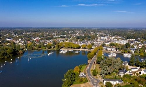 Vue semi-aérienne du village de Sucé-sur-Erdre et de la plaine de Mazerolles
