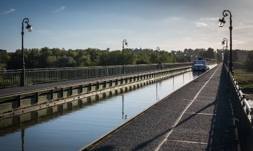 Les pont-canal de Briare traversé par un bateau sans permis