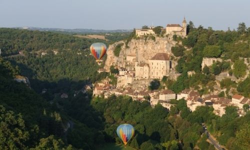 Deux montgolfières survol Rocamadour, village du Lot