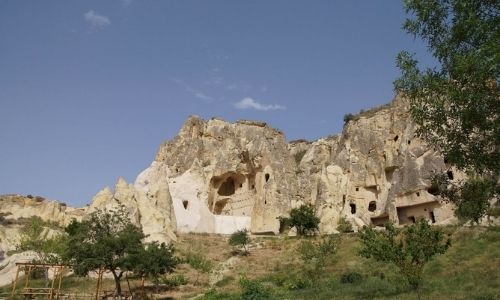 Grottes et cavités taillées à flanc de falaises, une météo clémente baigne le paysage de la lumière du soleil