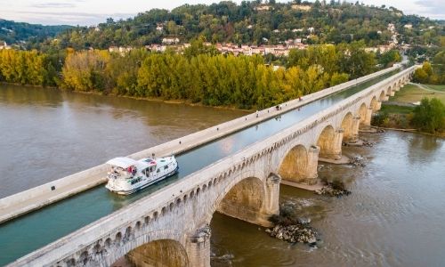 Le pont-canal de la Garonne en Aquitaine traversé par un bateau de location