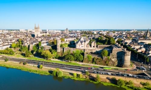 Vue semi aérienne sur Angers et son château médiéval. On peut aussi voir au 1er plan la Mayenne et en arrière plan la cathédrale d’Angers