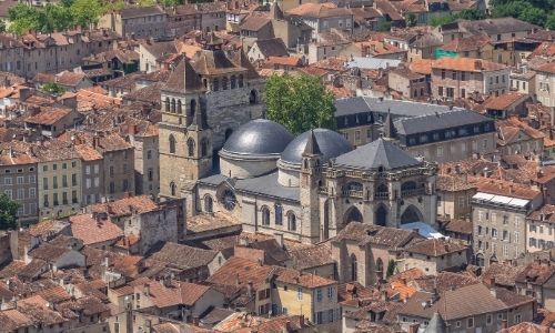 Vue semi-aérienne de la cathédrale Saint-Etienne de Cahors. On peut facilement voir ces deux coupoles noires et son clocher
