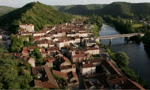 Une vue semi-aérienne du village de Luzech perché sur sa colline