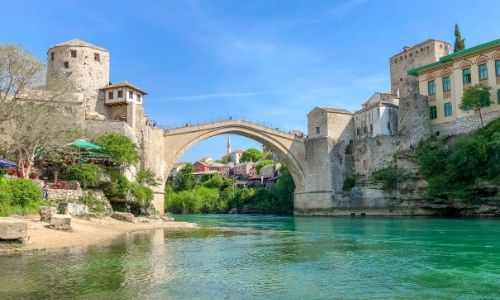 La belle ville de Mostar et son vieu Pont au dessus du fleuve Neretva