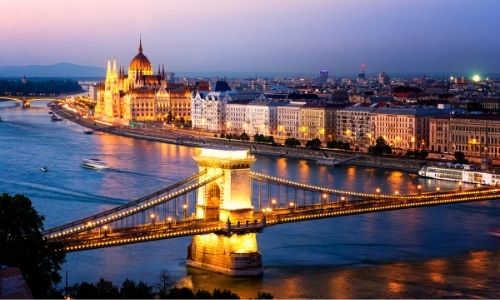 Le Danube passant à Budapest, le Parlement et le Pont aux Chaînes sont éclairés 