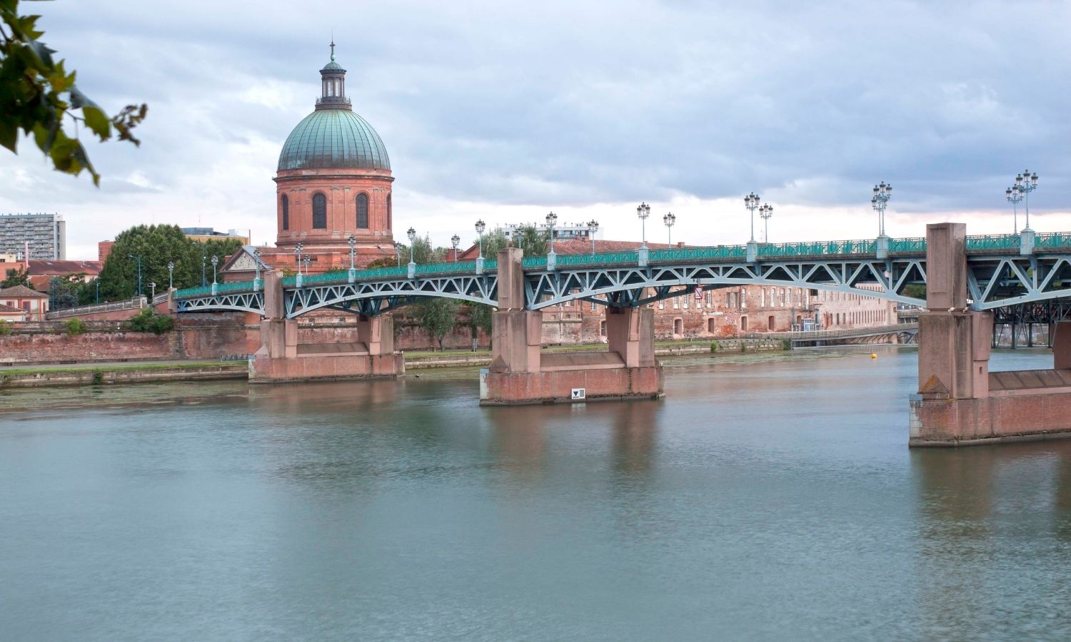 La Garonne franchi par le pont de Saint-Pierre qui mène au Dôme de la Grave