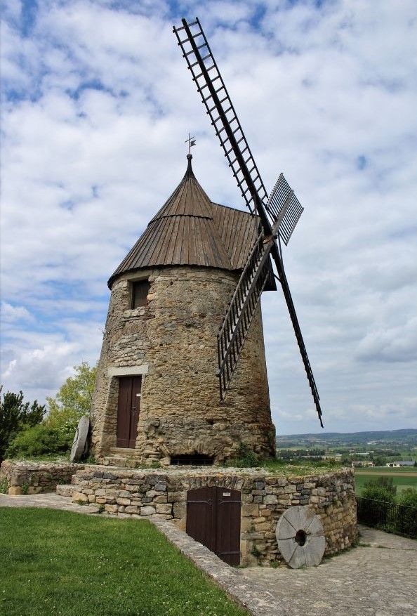 Ancien et authentique moulin à vent fait de pierre 