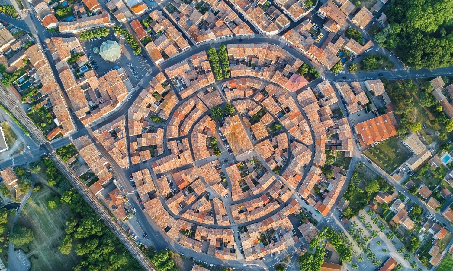 Vue aérienne de la concentricité du village de Bram