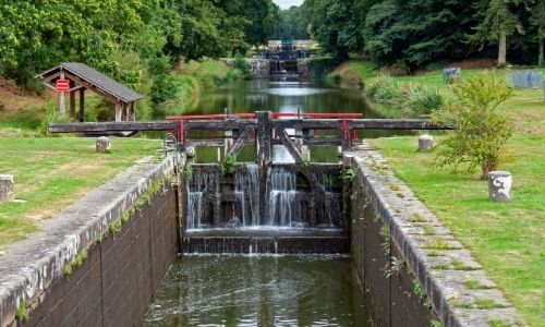 Les 11 écluses de Hédé-Bazouges vues de face. 