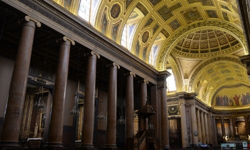 La nef dorée et peinte de la cathédrale Saint-Pierre de Rennes