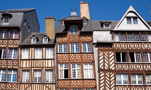 La façade penchée des maisons à colombages de la rue du Champ-Jacquet
