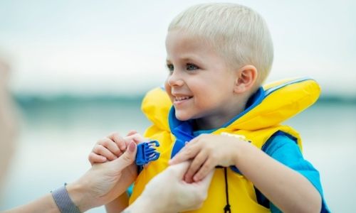 Un enfant qui porte un gilet de sauvetage jaune