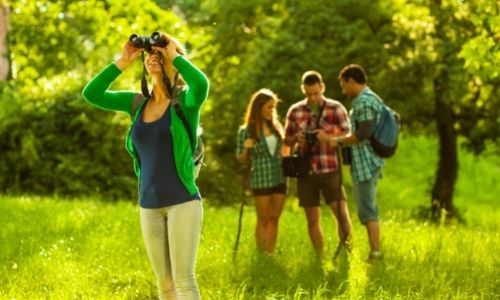 Observation des oiseaux avec une paire de jumelle