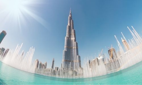 Le Burj-Khalifa derrière la grande fontaine du même nom