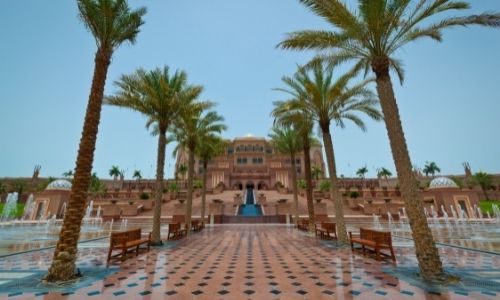 L'entrée du Emirats Palace et ses palmiers