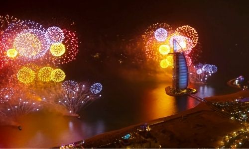 Le feu d'artifice du Nouvel an devant le Burj-al-Arab