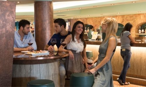 Des amis profites d'un apéritif à bord d'une croisière