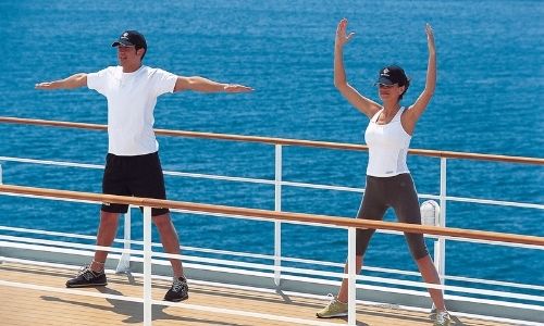 Cours collectif sur le pont extérieur du navire de croisière